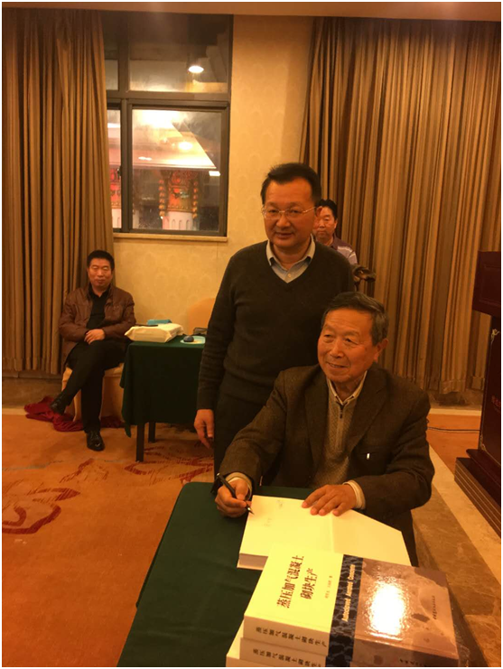 最公司董事長石玉偉與《蒸壓加氣混凝土砌塊生產(chǎn)》作者陶有生先生合影